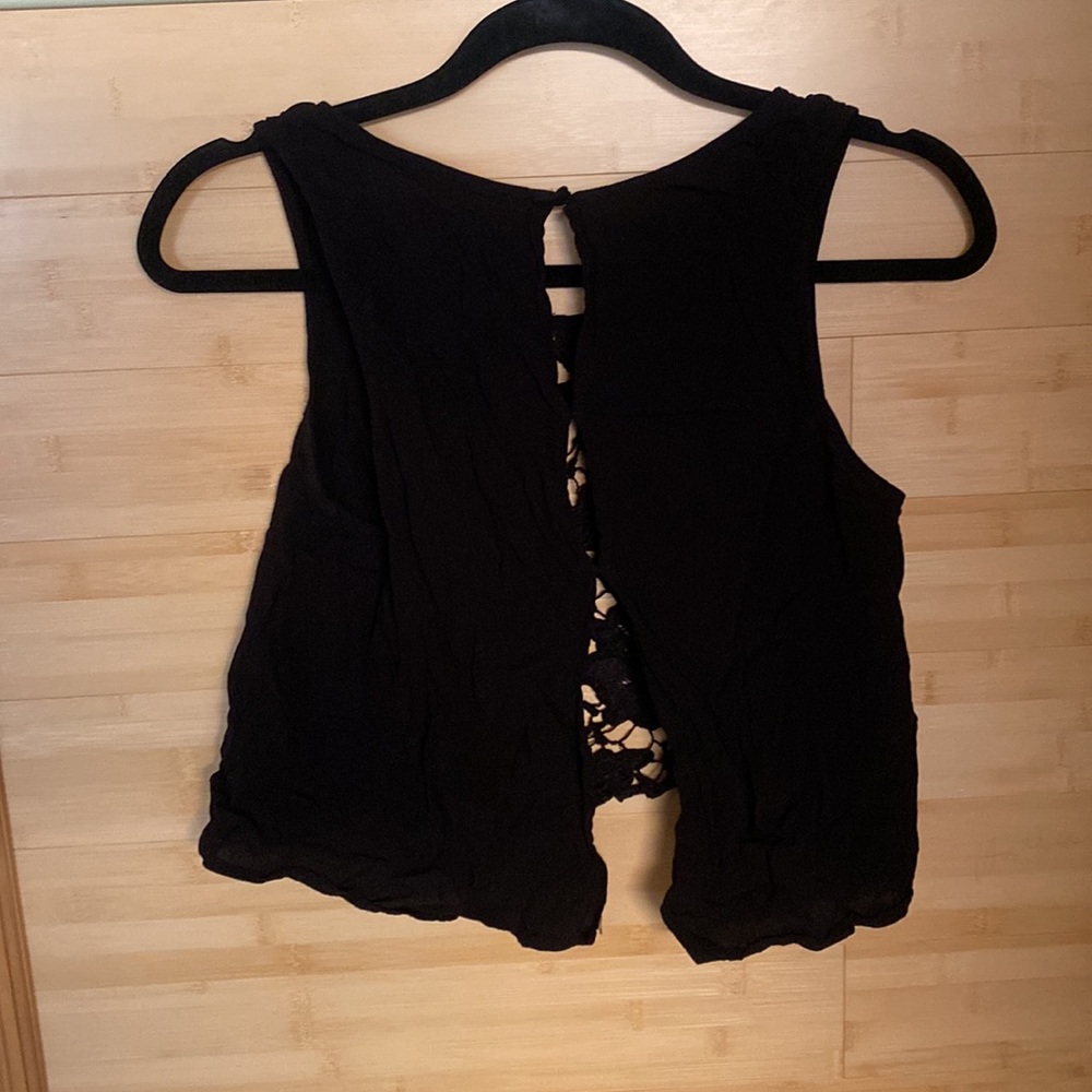 Glamour Cropped Lace Top - Picture 3 of 4
